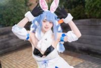 【コスプレ】キュートな顔立ち×振り向くお尻のしっぽが可愛すぎ！ホロライブ「兎田ぺこら」の黒タイツ美脚に野うさぎ化不可避【写真8枚】