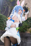 「【コスプレ】キュートな顔立ち×振り向くお尻のしっぽが可愛すぎ！ホロライブ「兎田ぺこら」の黒タイツ美脚に野うさぎ化不可避【写真8枚】」の画像2