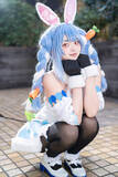 「【コスプレ】キュートな顔立ち×振り向くお尻のしっぽが可愛すぎ！ホロライブ「兎田ぺこら」の黒タイツ美脚に野うさぎ化不可避【写真8枚】」の画像5