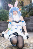 「【コスプレ】キュートな顔立ち×振り向くお尻のしっぽが可愛すぎ！ホロライブ「兎田ぺこら」の黒タイツ美脚に野うさぎ化不可避【写真8枚】」の画像8