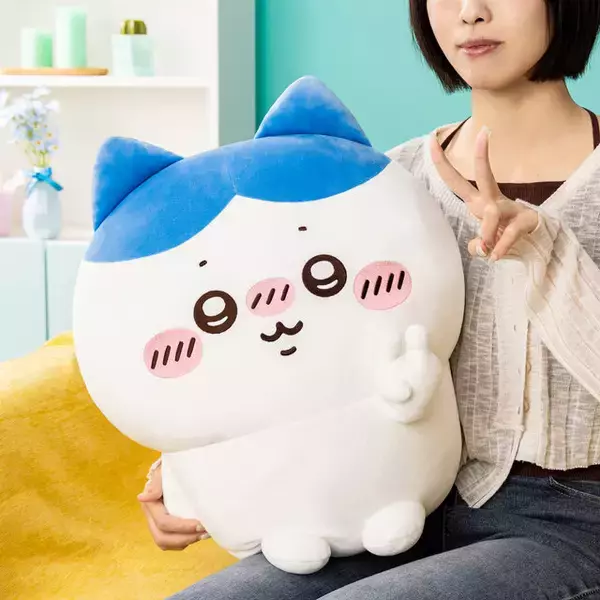 「ちいかわ」何を引いてもハチワレが当たる「ハチワレだらけくじ」が可愛い！BIGぬいぐるみや「…ってコト！？」のクッションなどがズラリ
