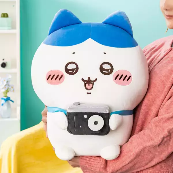 「「ちいかわ」何を引いてもハチワレが当たる「ハチワレだらけくじ」が可愛い！BIGぬいぐるみや「…ってコト！？」のクッションなどがズラリ」の画像