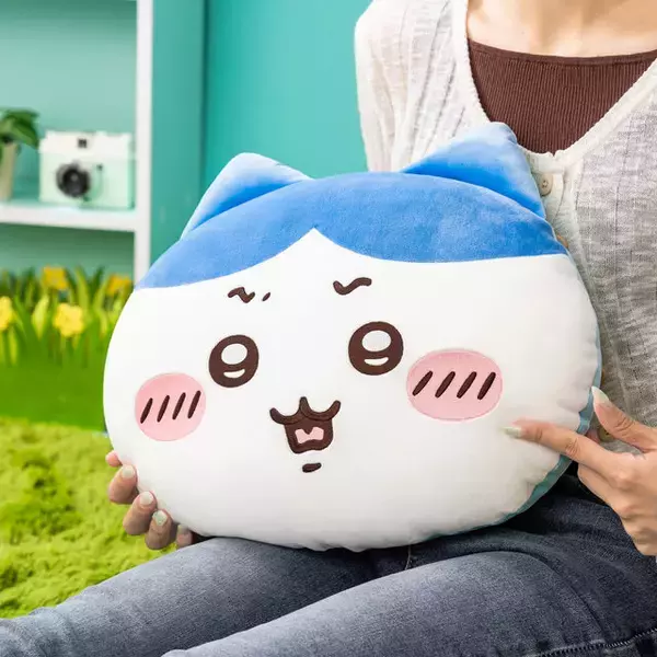 「「ちいかわ」何を引いてもハチワレが当たる「ハチワレだらけくじ」が可愛い！BIGぬいぐるみや「…ってコト！？」のクッションなどがズラリ」の画像