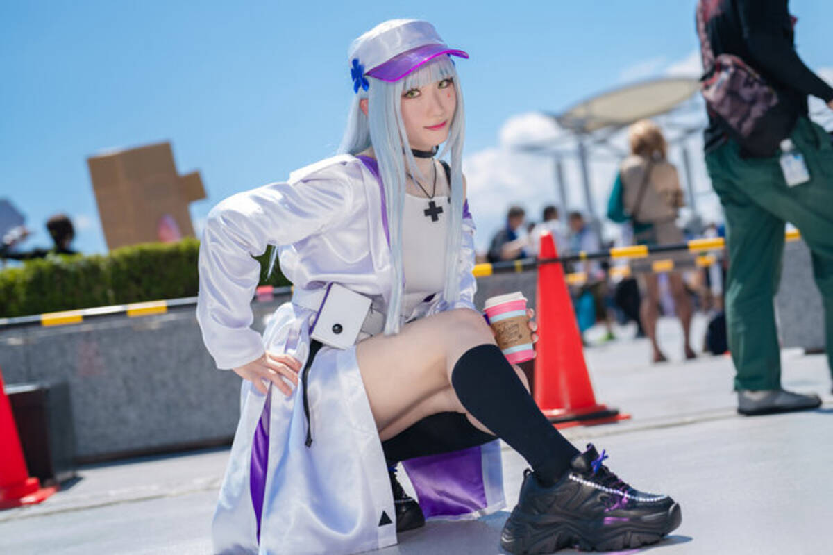 コスプレ】ハイクオリティな自作衣装を纏いコミケ参加！立ち姿も美しい 