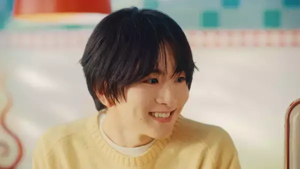 「板垣李光人さんとスンスンが共演！「一番くじ PUPPET SUNSUN」ウェブCMで“最高の笑顔”を見せる」の画像