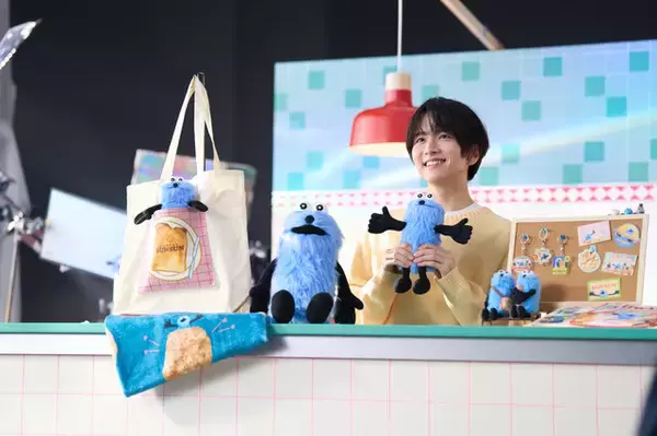 「板垣李光人さんとスンスンが共演！「一番くじ PUPPET SUNSUN」ウェブCMで“最高の笑顔”を見せる」の画像