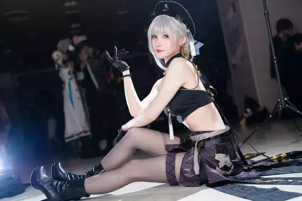 【コスプレ】振り向きポーズの背中が美しすぎる！『鳴潮』散華のスラリとしたスタイルを完全再現した美女レイヤー【写真10枚】