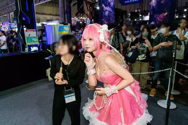 「【コスプレ】ミニスカドレスが可愛い『NIKKE』ドロシーの新人美少女レイヤーに密着！TGS2025でリアル10連ガチャにチャレンジ【写真16枚】」の画像