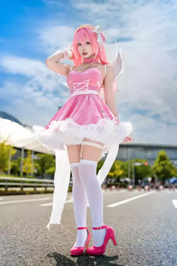 「【コスプレ】ミニスカドレスが可愛い『NIKKE』ドロシーの新人美少女レイヤーに密着！TGS2025でリアル10連ガチャにチャレンジ【写真16枚】」の画像