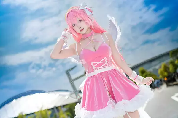 「【コスプレ】ミニスカドレスが可愛い『NIKKE』ドロシーの新人美少女レイヤーに密着！TGS2025でリアル10連ガチャにチャレンジ【写真16枚】」の画像