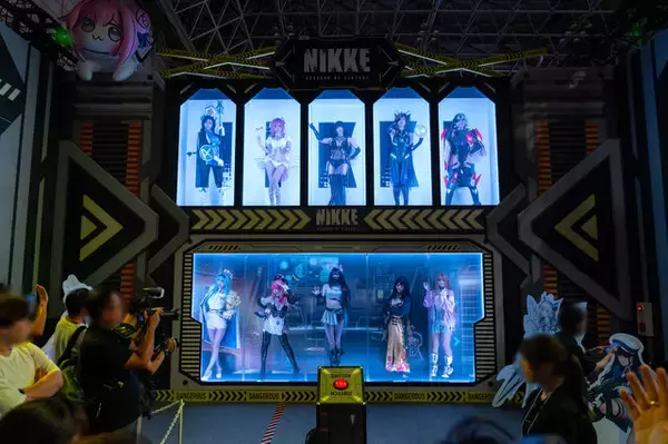 「【コスプレ】ミニスカドレスが可愛い『NIKKE』ドロシーの新人美少女レイヤーに密着！TGS2025でリアル10連ガチャにチャレンジ【写真16枚】」の画像