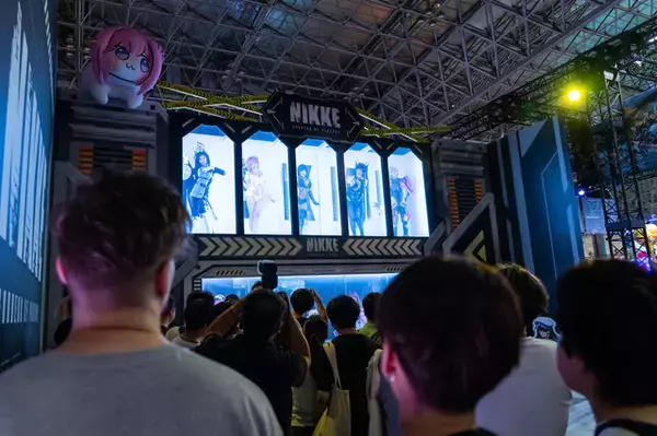 「【コスプレ】ミニスカドレスが可愛い『NIKKE』ドロシーの新人美少女レイヤーに密着！TGS2025でリアル10連ガチャにチャレンジ【写真16枚】」の画像