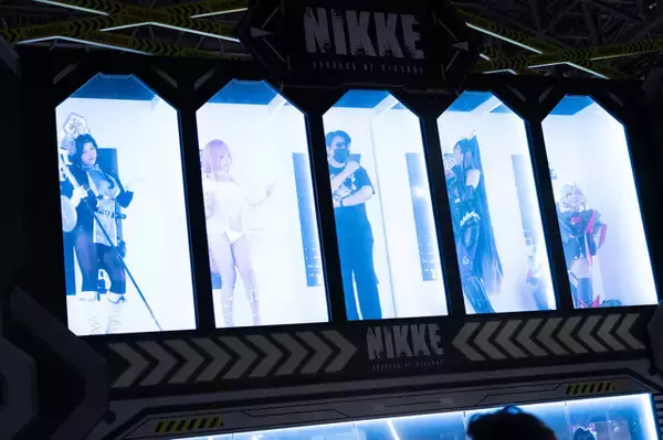 「【コスプレ】ミニスカドレスが可愛い『NIKKE』ドロシーの新人美少女レイヤーに密着！TGS2025でリアル10連ガチャにチャレンジ【写真16枚】」の画像