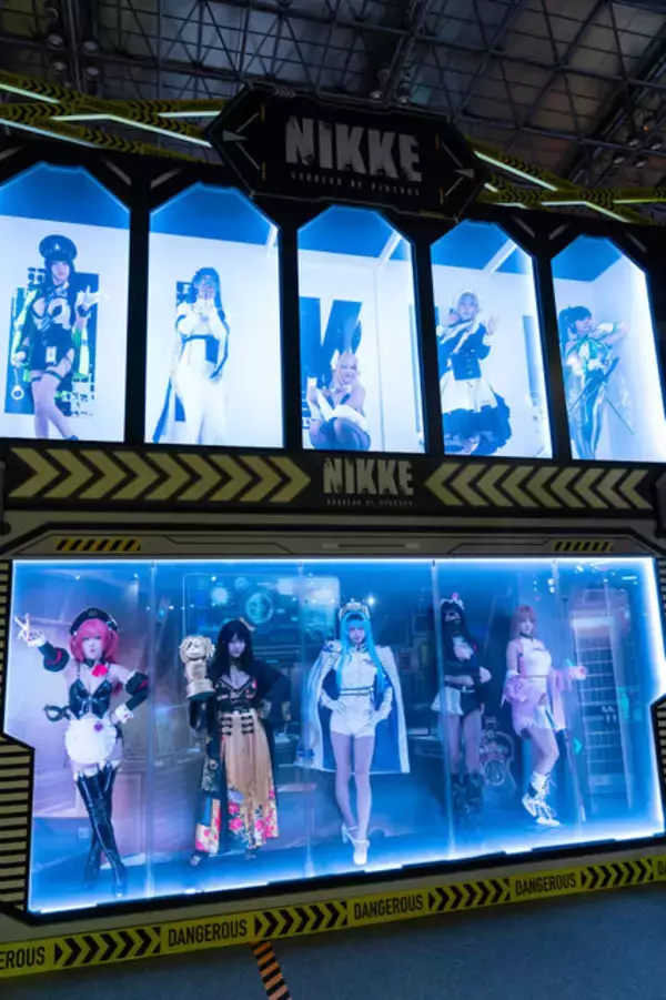 「【コスプレ】ミニスカドレスが可愛い『NIKKE』ドロシーの新人美少女レイヤーに密着！TGS2025でリアル10連ガチャにチャレンジ【写真16枚】」の画像