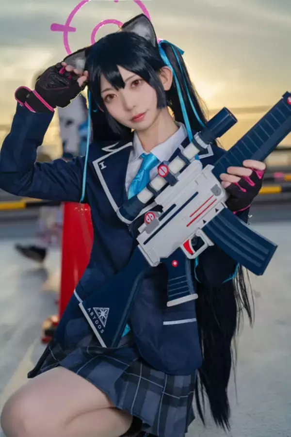 「【コスプレ】夕日に銃を構える美少女がエモすぎ...『ブルアカ』セリカレイヤーの本物ぶりに驚嘆！注目レイヤー・ゆき【写真8枚】」の画像