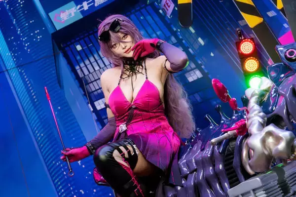 「【コスプレ】ムチを片手に豊満な美ボディでバイクを走らせる！ストッキングも妖艶な『カレイドライダー』ルーシーが美しすぎた【写真8枚】」の画像
