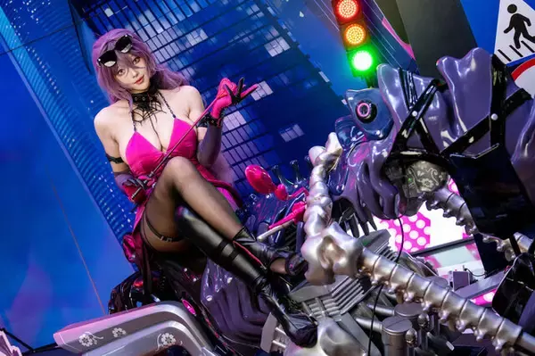 「【コスプレ】ムチを片手に豊満な美ボディでバイクを走らせる！ストッキングも妖艶な『カレイドライダー』ルーシーが美しすぎた【写真8枚】」の画像