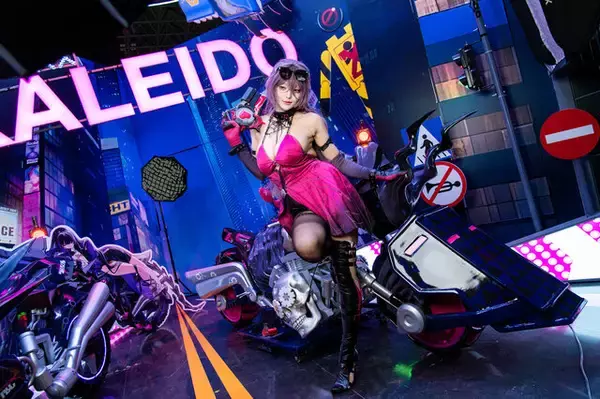 「【コスプレ】ムチを片手に豊満な美ボディでバイクを走らせる！ストッキングも妖艶な『カレイドライダー』ルーシーが美しすぎた【写真8枚】」の画像