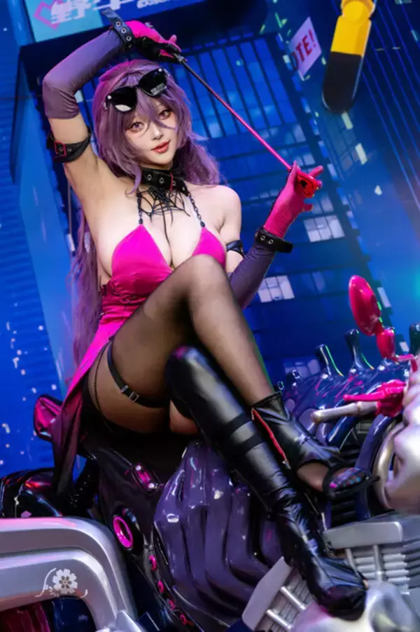 「【コスプレ】ムチを片手に豊満な美ボディでバイクを走らせる！ストッキングも妖艶な『カレイドライダー』ルーシーが美しすぎた【写真8枚】」の画像