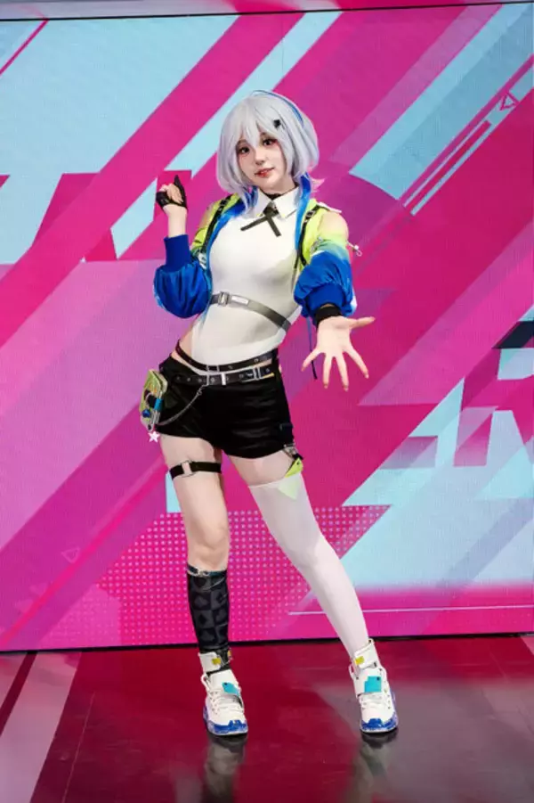 「【コスプレ】タイトな衣装とショーパンが似合う美女ライダー！『カレイドライダー』バイクの上で放り出した美脚が無防備すぎる【写真7枚】」の画像