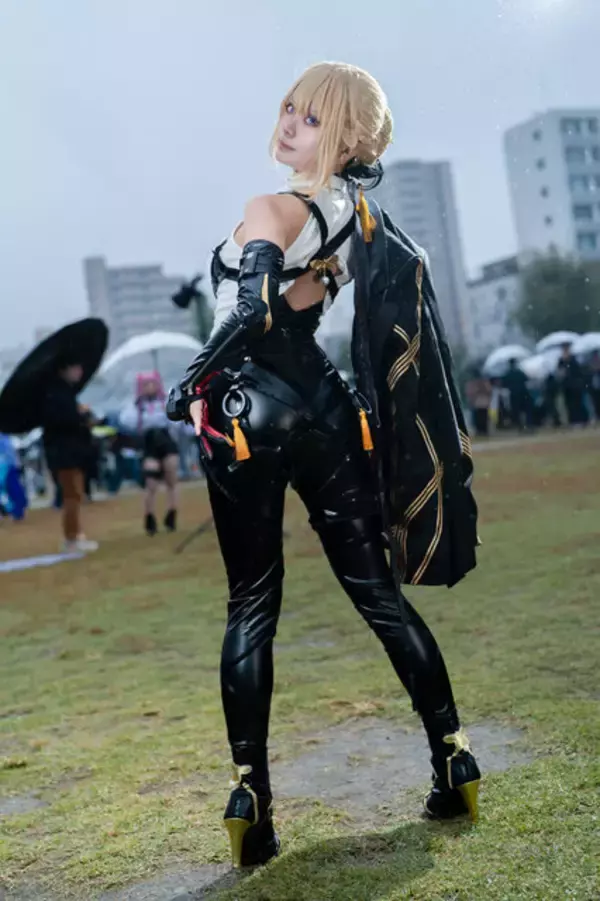 「【コスプレ】タイトなパンツ×細いウエストで上着を翻す姿がかっこよすぎる！『ゼンゼロ』イヴリンが美しいボディラインで魅せる【写真8枚】」の画像