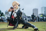 「【コスプレ】タイトなパンツ×細いウエストで上着を翻す姿がかっこよすぎる！『ゼンゼロ』イヴリンが美しいボディラインで魅せる【写真8枚】」の画像4