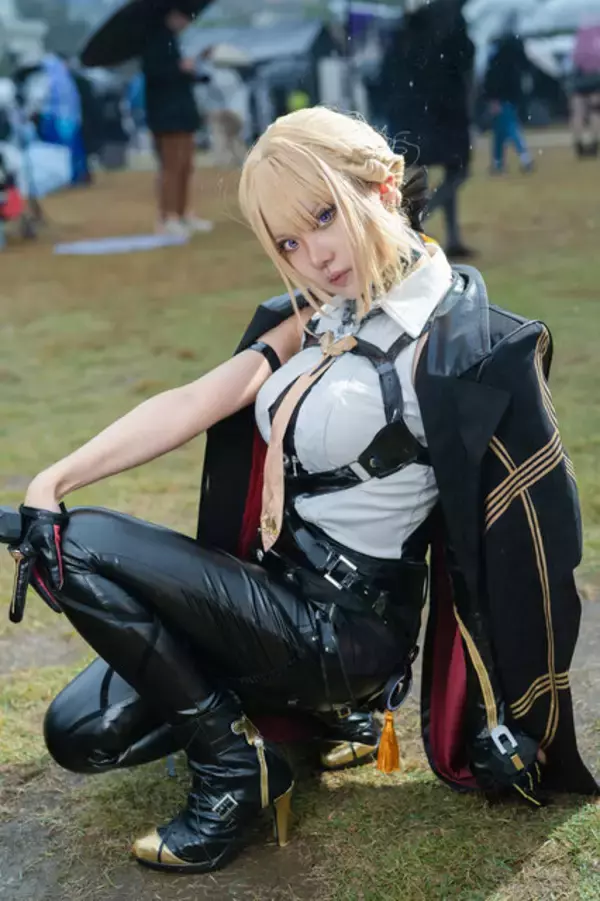 「【コスプレ】タイトなパンツ×細いウエストで上着を翻す姿がかっこよすぎる！『ゼンゼロ』イヴリンが美しいボディラインで魅せる【写真8枚】」の画像