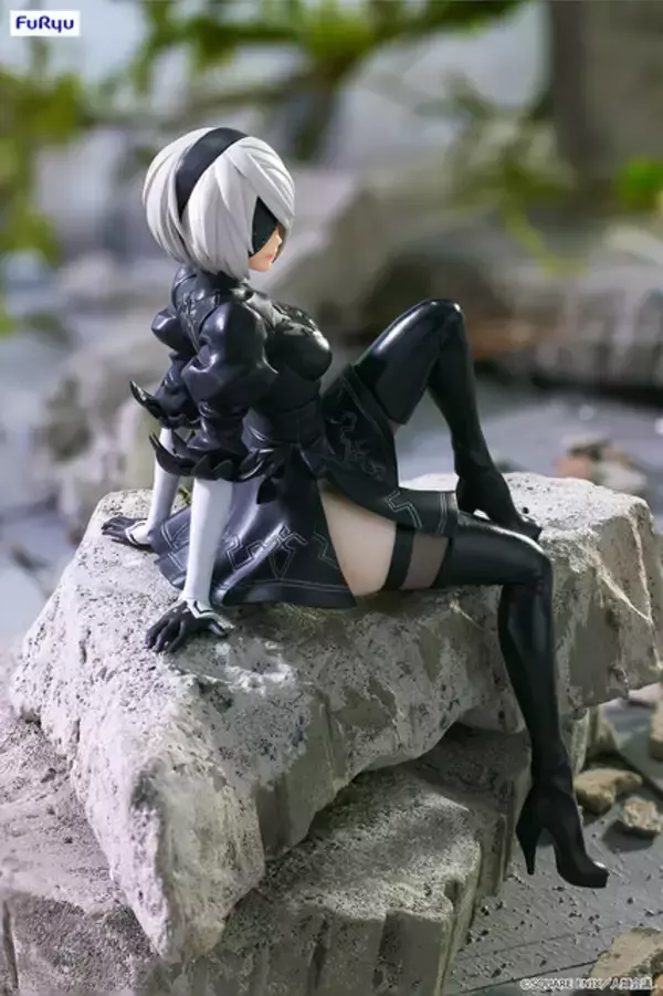 「ゲーセン等で探して！魅惑の太ももで抑えてくれる「2B」ぬーどるストッパーフィギュアにドキドキ」の画像