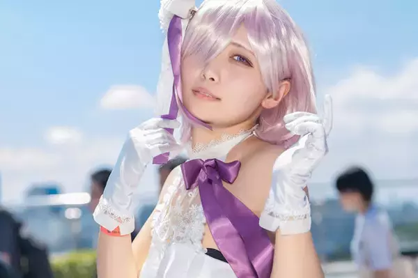 「【コスプレ】『FGO』マシュの純白ドレス姿が青空に美しい！注目レイヤー・密月【写真9枚】」の画像