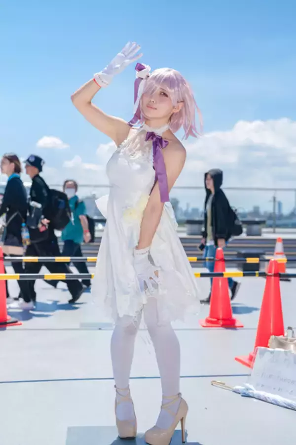「【コスプレ】『FGO』マシュの純白ドレス姿が青空に美しい！注目レイヤー・密月【写真9枚】」の画像