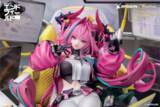 「自分好みの空間を演出！『アークナイツ：エンドフィールド』より「イヴォンヌ」が、ディスプレイに囲まれて座る姿で立体化」の画像1