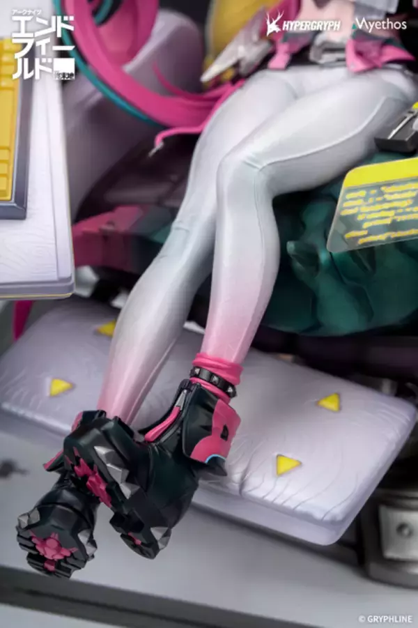 「自分好みの空間を演出！『アークナイツ：エンドフィールド』より「イヴォンヌ」が、ディスプレイに囲まれて座る姿で立体化」の画像