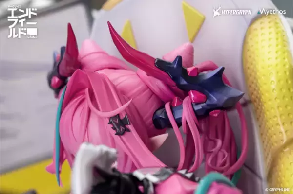 「自分好みの空間を演出！『アークナイツ：エンドフィールド』より「イヴォンヌ」が、ディスプレイに囲まれて座る姿で立体化」の画像