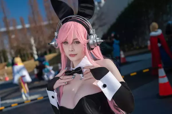 【コスプレ】スタイル抜群のダイナマイトボディにバニー衣装が似合いすぎる！リアル“すーぱーそに子”な美女レイヤーに熱視線【写真9枚】