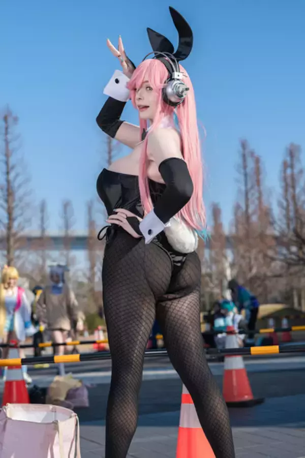「【コスプレ】スタイル抜群のダイナマイトボディにバニー衣装が似合いすぎる！リアル“すーぱーそに子”な美女レイヤーに熱視線【写真9枚】」の画像