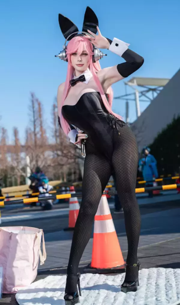 「【コスプレ】スタイル抜群のダイナマイトボディにバニー衣装が似合いすぎる！リアル“すーぱーそに子”な美女レイヤーに熱視線【写真9枚】」の画像