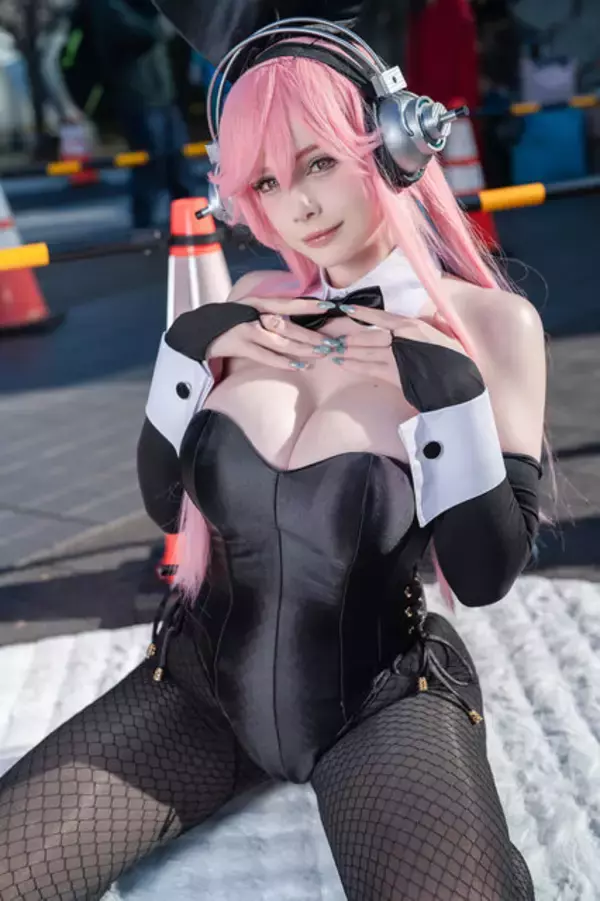 「【コスプレ】スタイル抜群のダイナマイトボディにバニー衣装が似合いすぎる！リアル“すーぱーそに子”な美女レイヤーに熱視線【写真9枚】」の画像