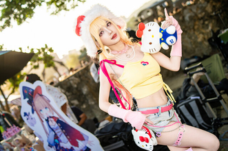 【コスプレ】キャミソール×ショーパンでギャルの美くびれが際立つ！「着せ恋」喜多川海夢はスレンダーな美ボディで魅了する【写真7枚】