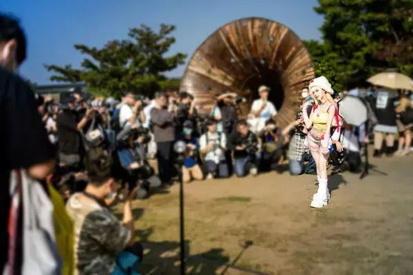 「【コスプレ】キャミソール×ショーパンでギャルの美くびれが際立つ！「着せ恋」喜多川海夢はスレンダーな美ボディで魅了する【写真7枚】」の画像