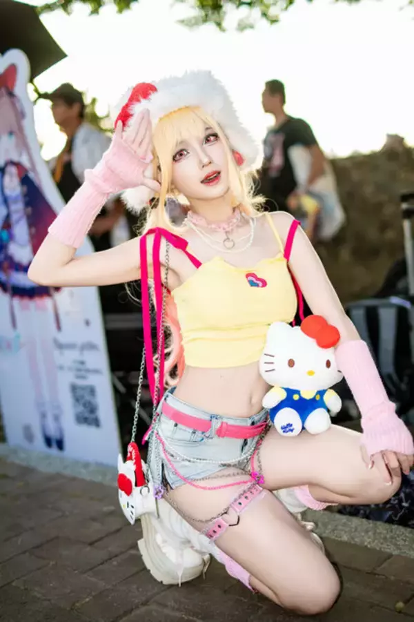 「【コスプレ】キャミソール×ショーパンでギャルの美くびれが際立つ！「着せ恋」喜多川海夢はスレンダーな美ボディで魅了する【写真7枚】」の画像