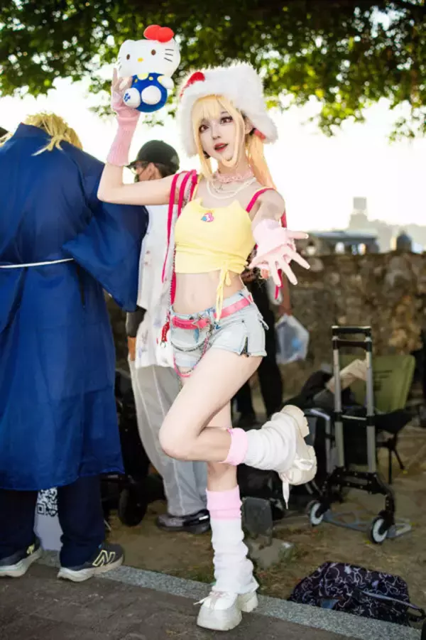 「【コスプレ】キャミソール×ショーパンでギャルの美くびれが際立つ！「着せ恋」喜多川海夢はスレンダーな美ボディで魅了する【写真7枚】」の画像