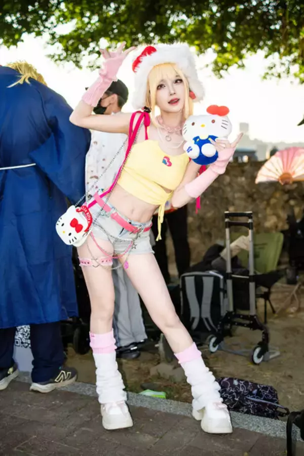 「【コスプレ】キャミソール×ショーパンでギャルの美くびれが際立つ！「着せ恋」喜多川海夢はスレンダーな美ボディで魅了する【写真7枚】」の画像