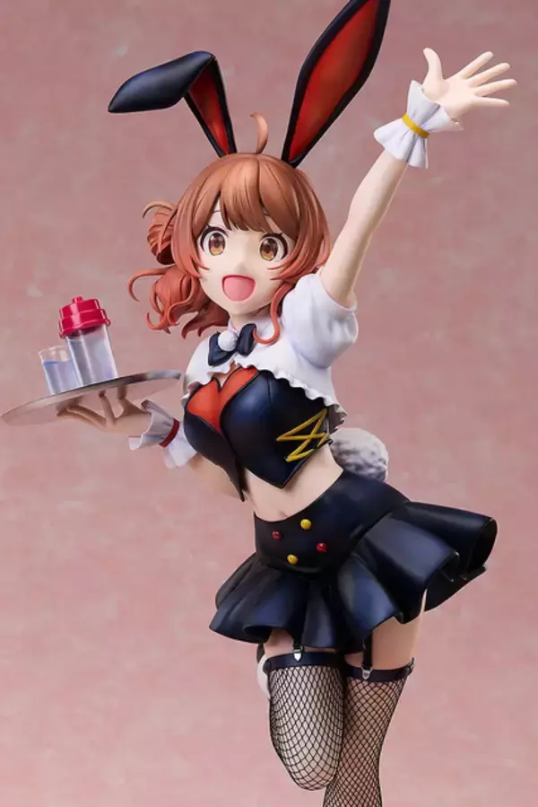 「『学マス』公式描き下ろしバニー衣装の「花海佑芽」が1/4スケールフィギュア化！実布製の網タイツがリアルな存在感を演出」の画像