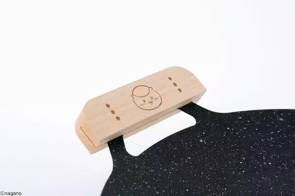 「「ちいかわ」くりまんじゅうが飲酒でキマってる！ 雑誌「MonoMaster」5月号の付録にスキットルやショットカップなど登場」の画像