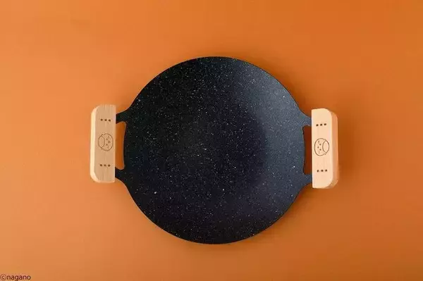 「「ちいかわ」くりまんじゅうが飲酒でキマってる！ 雑誌「MonoMaster」5月号の付録にスキットルやショットカップなど登場」の画像