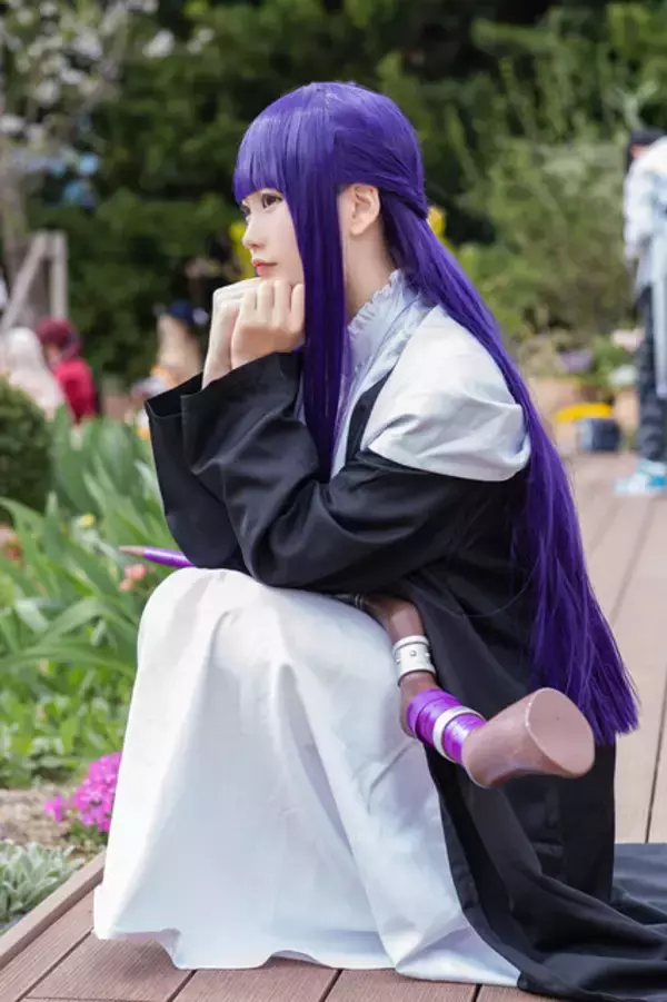 「【コスプレ】『フリーレン』拗ねたり笑ったりのんびりしたり―10代美少女レイヤーが表情豊かにフェルンの魅力を披露！【写真10枚】」の画像