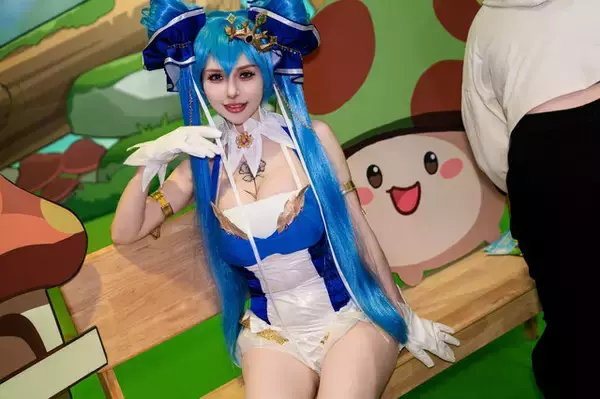 「【コスプレ】被り物のキノコに負けるわけには……『キノコ伝説』美女レイヤー、圧巻の美スタイルで魅せる【写真7枚】」の画像