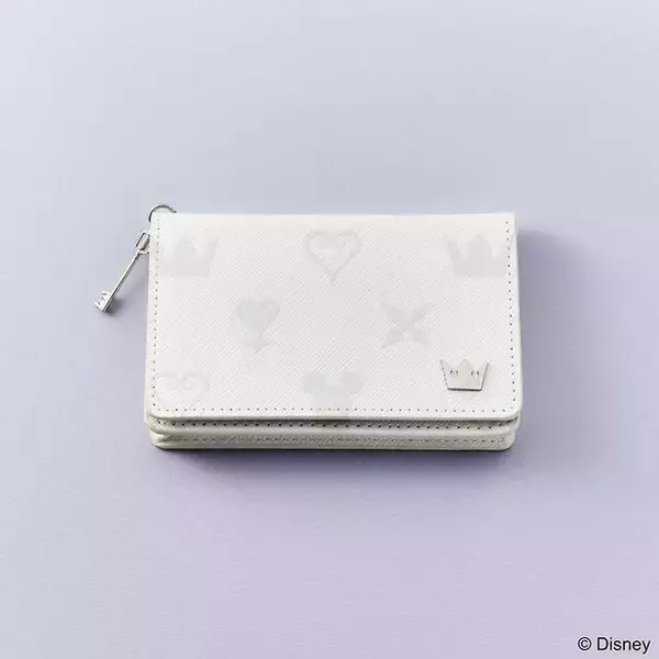 「『キングダム ハーツ』ソラ、王様たちのピンズがカッコイイ！オシャレなキーブレードチャーム付きペンケースなどが予約受付中」の画像