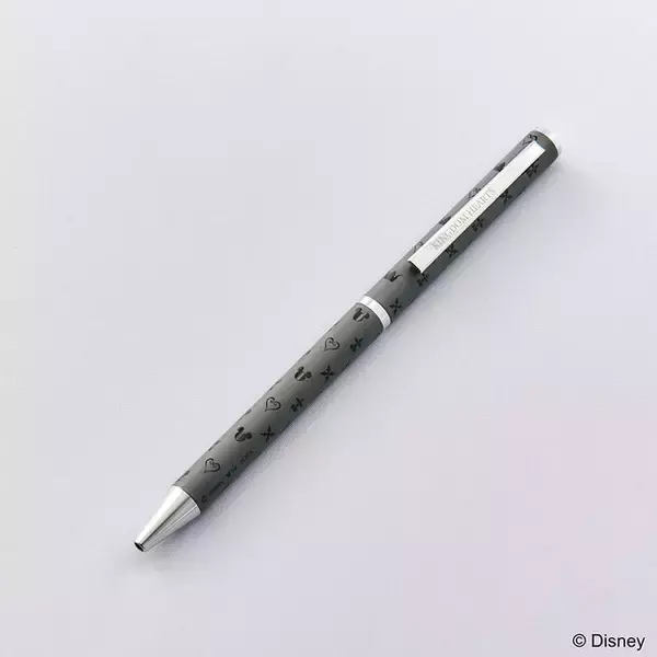 「『キングダム ハーツ』ソラ、王様たちのピンズがカッコイイ！オシャレなキーブレードチャーム付きペンケースなどが予約受付中」の画像