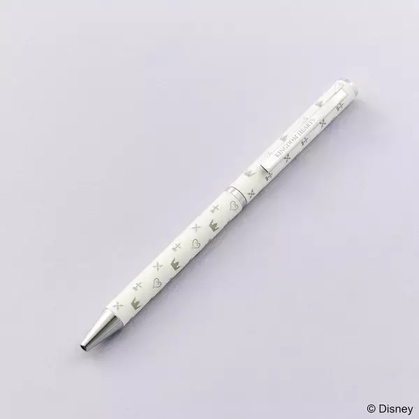 「『キングダム ハーツ』ソラ、王様たちのピンズがカッコイイ！オシャレなキーブレードチャーム付きペンケースなどが予約受付中」の画像